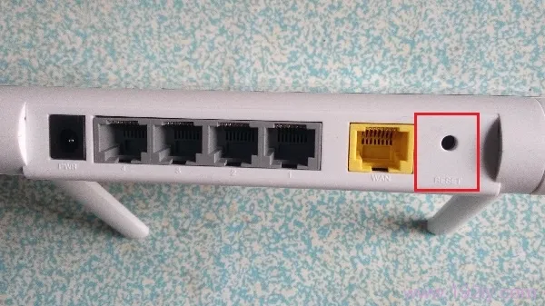 按住RESET复位按钮,把360路由器回复出厂设置