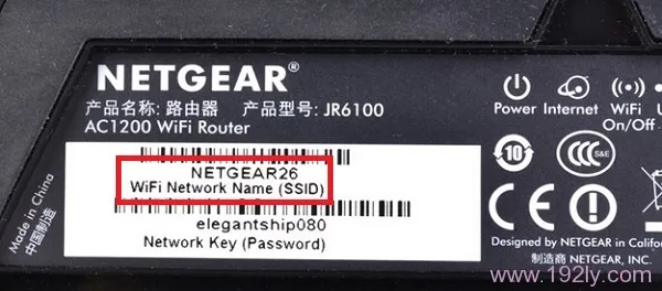 铭牌中:WiFi Nenwork Name (SSID) 上面的就是默认的无线名称
